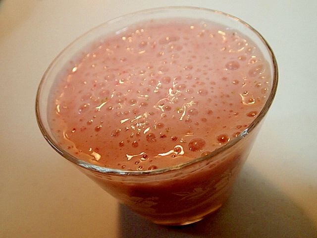 美的に　丸ごと苺とバナナの乳酸ミルクジュースの写真