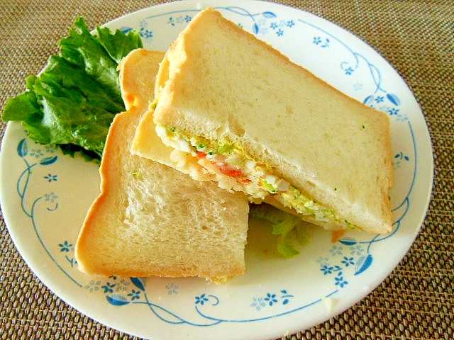 ゆで卵とポテトサラダとブロッコリーのサンドイッチ♪の写真