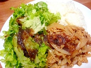 玉ねぎのスクランブルエッグとレタスのサラダご飯の写真