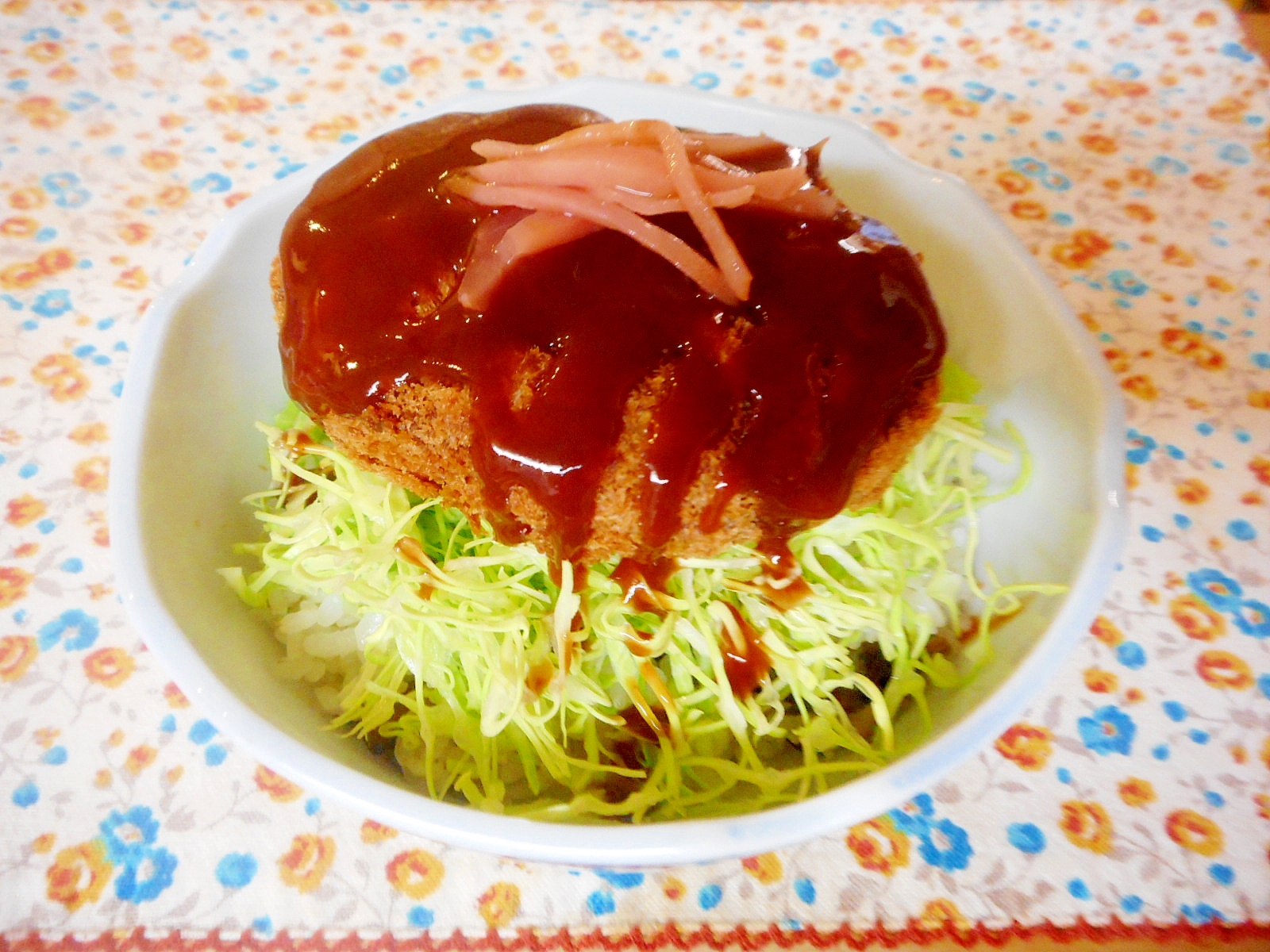 舞茸ご飯のソースメンチカツ丼の写真
