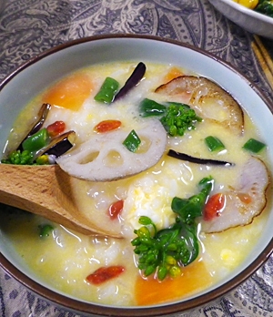 野菜たっぷり卵粥の写真