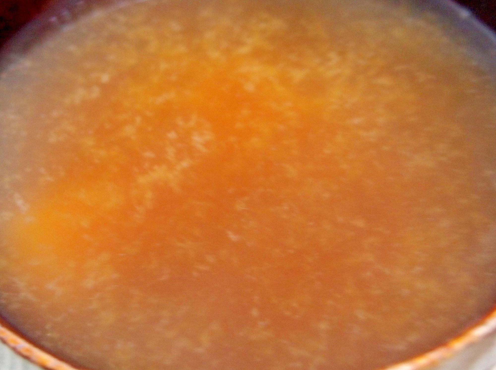 丸ごとにんじんの練りごま入り味噌汁の写真