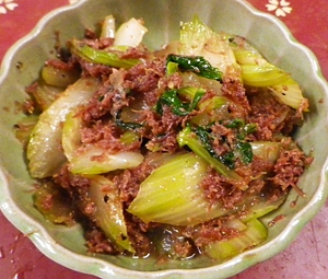 セロリとコンビーフの炒め物の写真