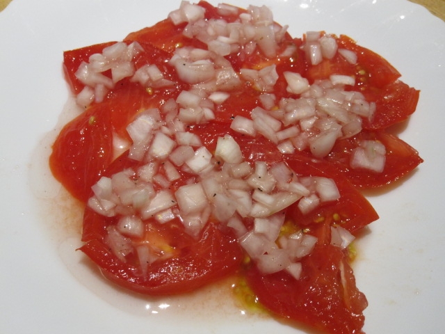 トマトの新玉ねぎドレッシングサラダの写真