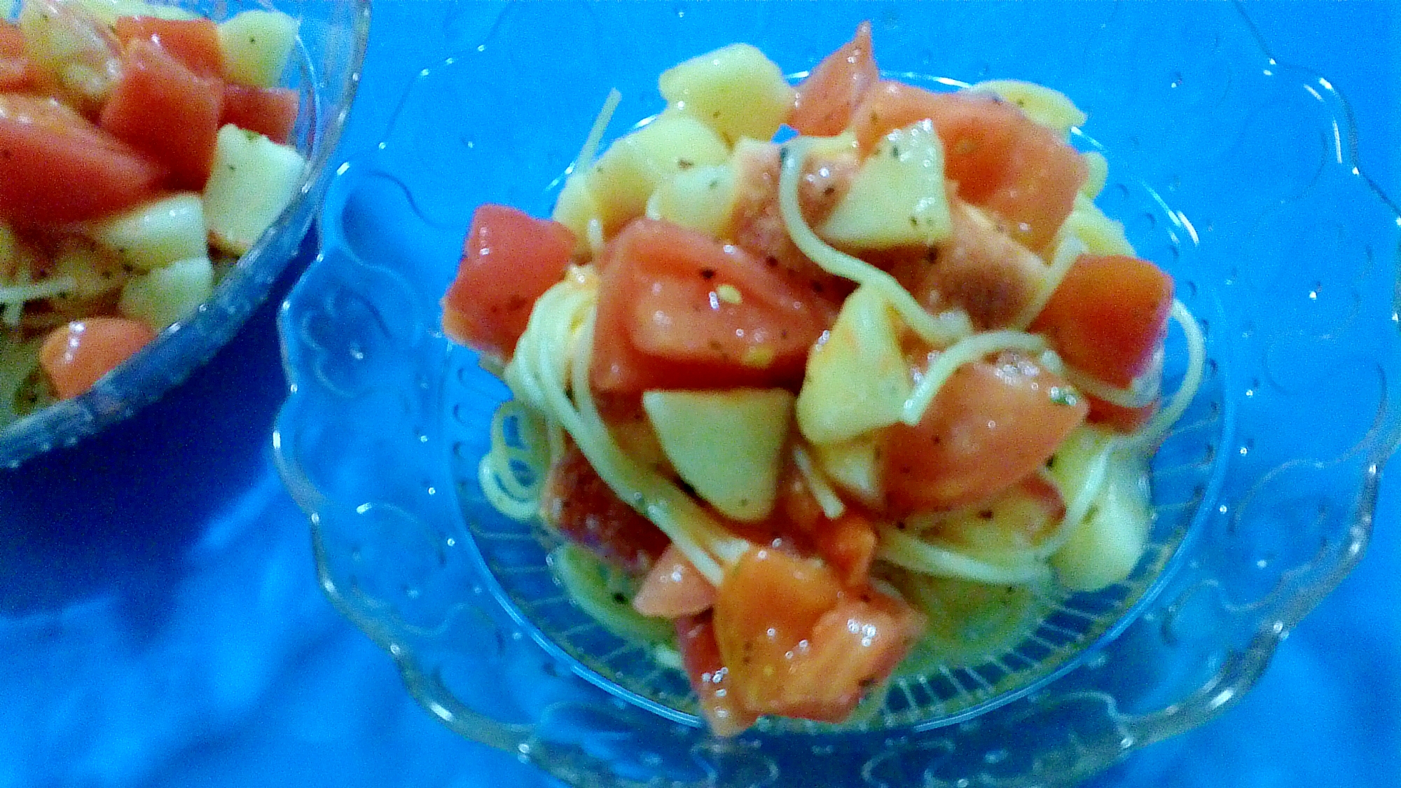 桃とイチジクとトマトの冷製パスタの写真