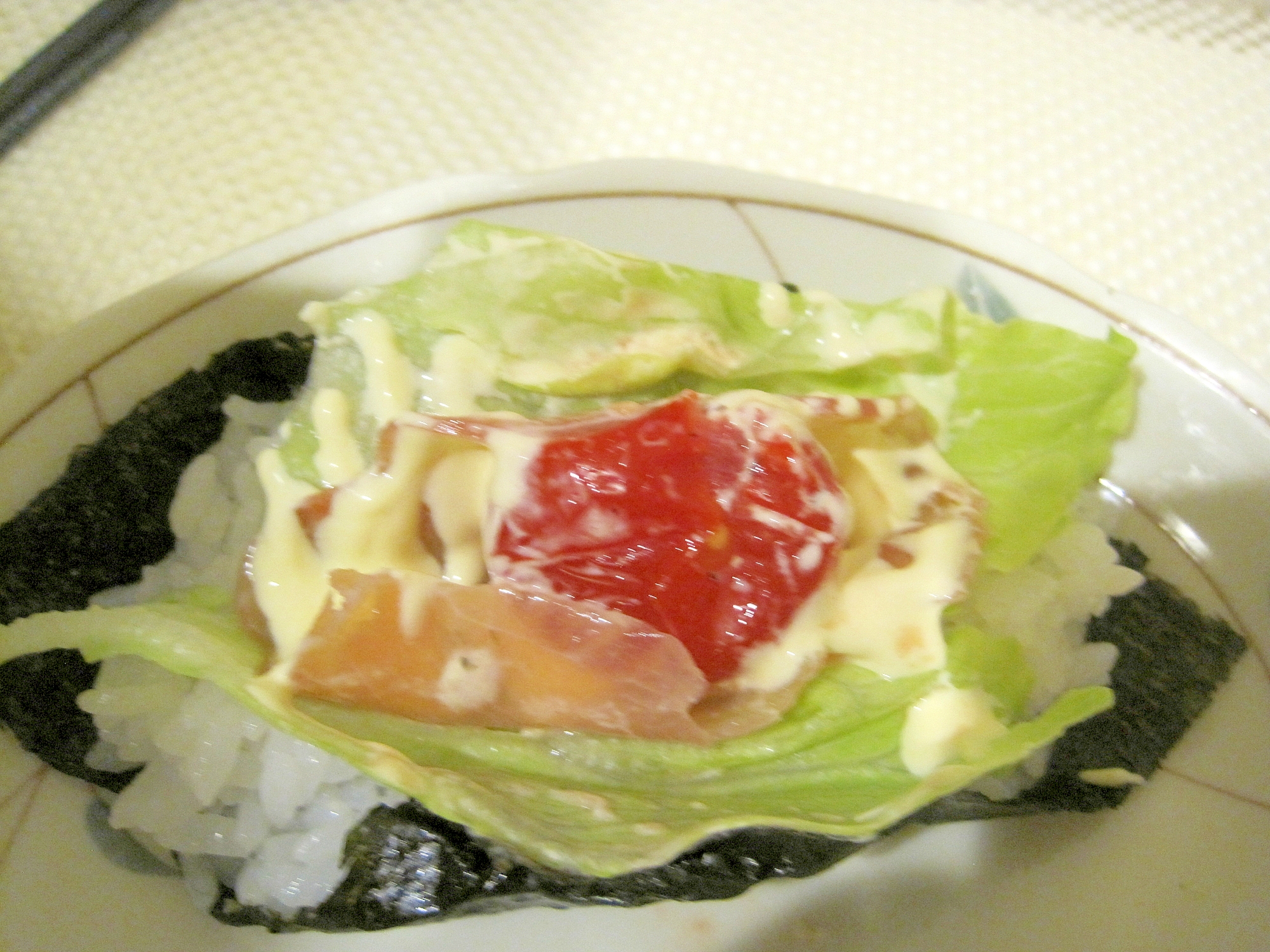 生ハムとミニトマトの手巻き寿司の写真
