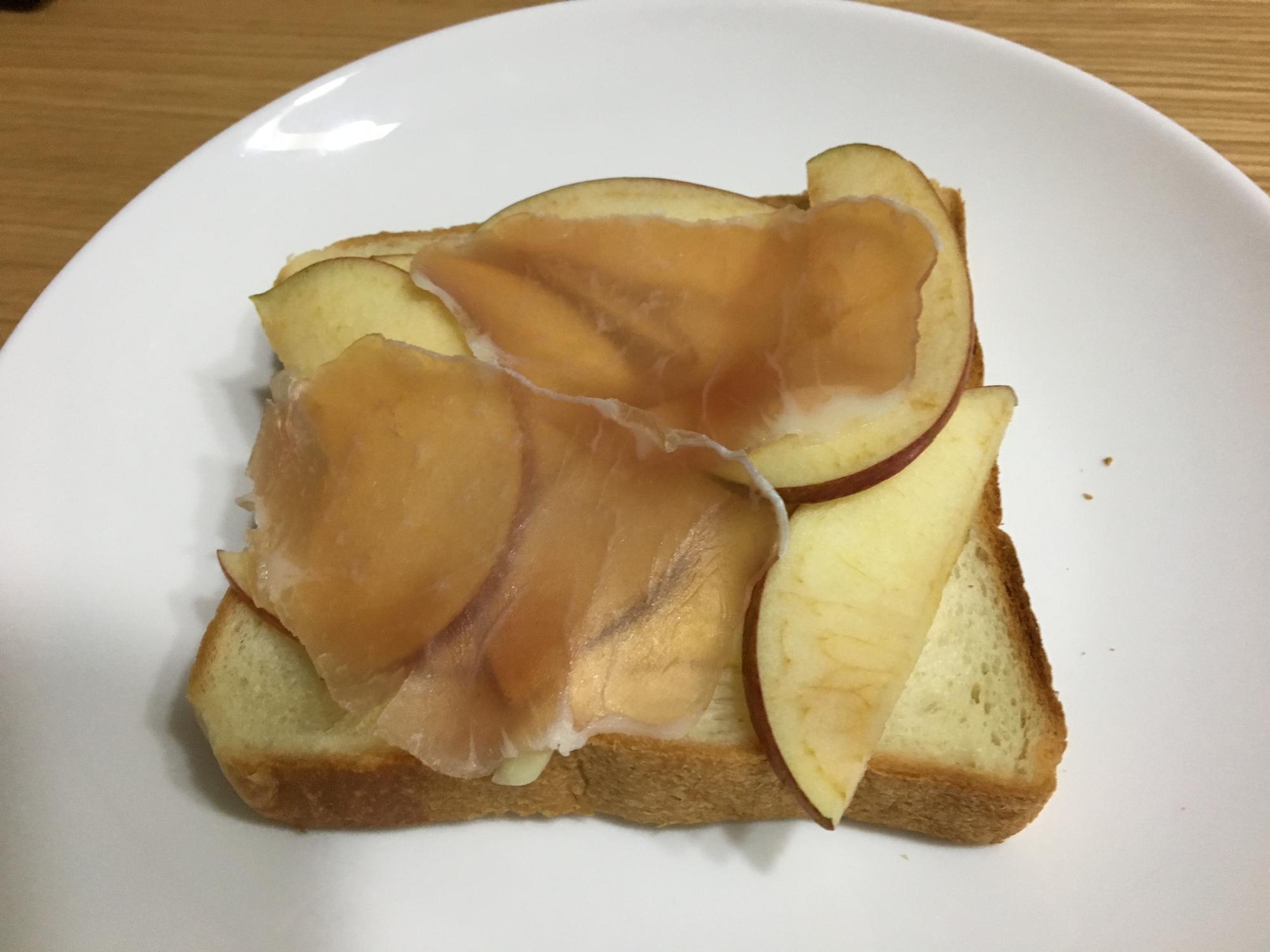 チーズとリンゴと生ハムのトーストの写真