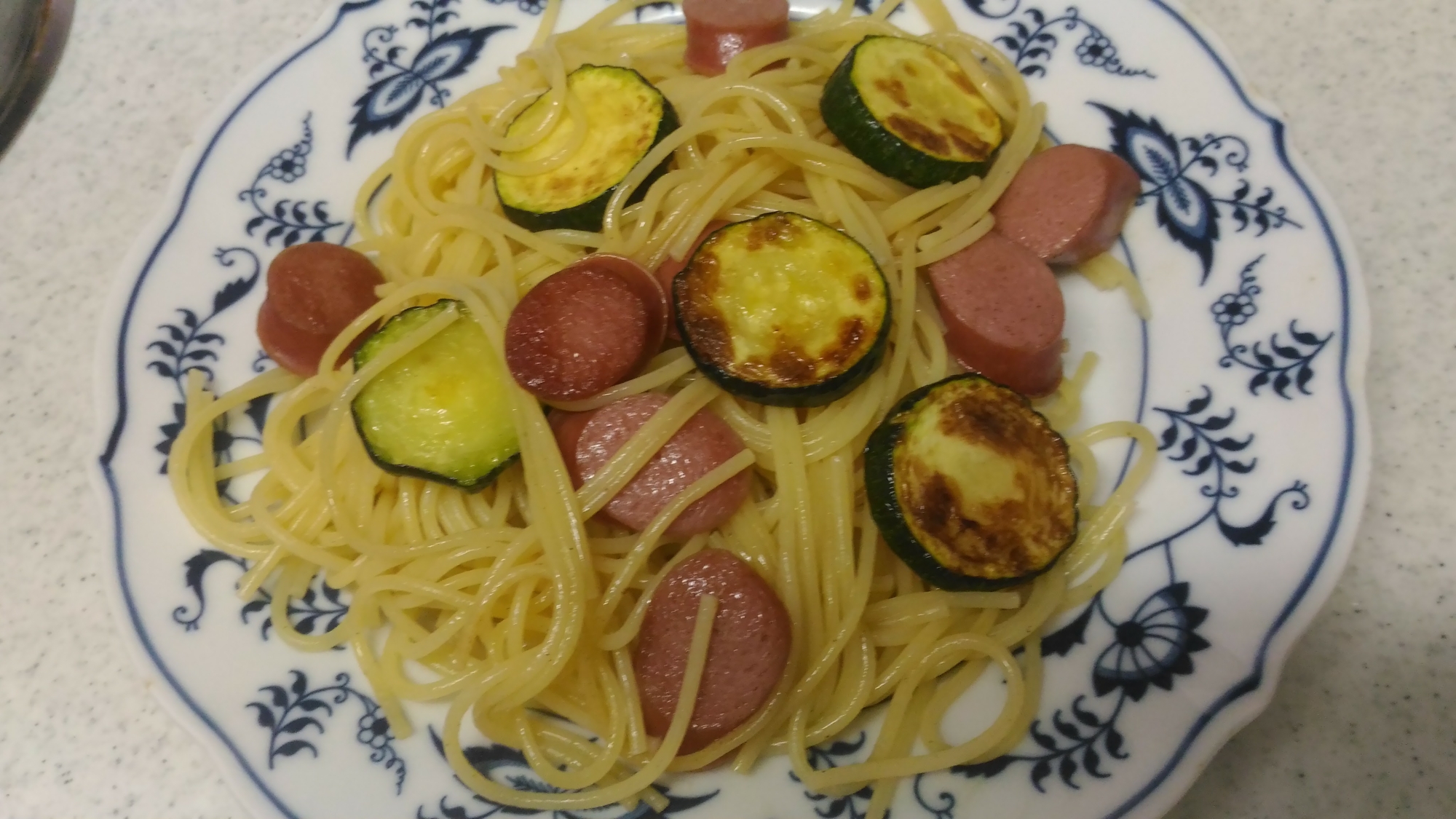 ズッキーニとウインナーのパスタの写真