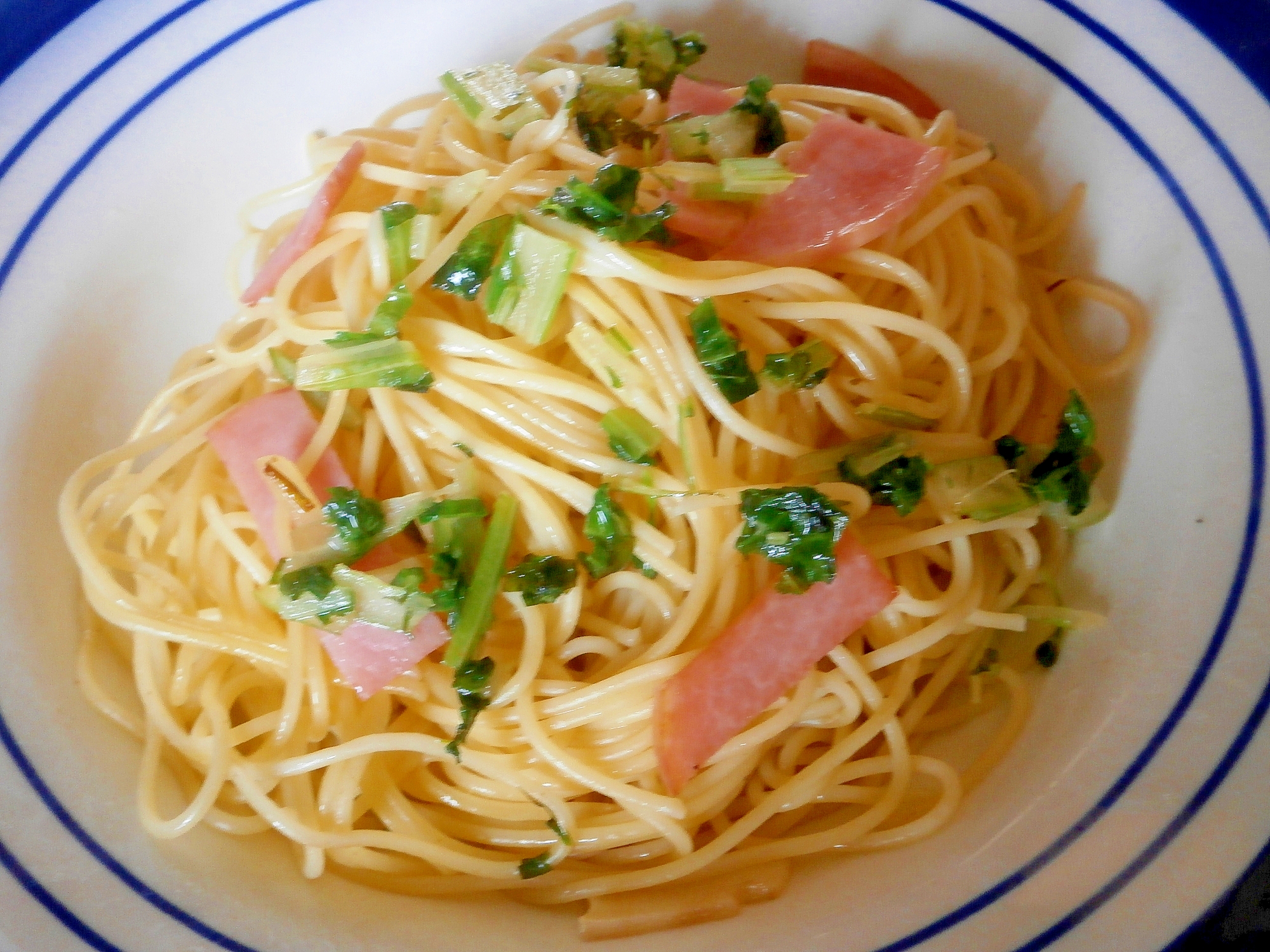 セロリとハムのパスタの写真