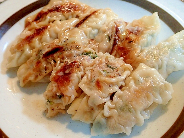 大根の葉と豚ミンチの餃子の写真