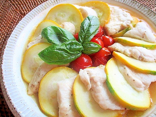 レンジで簡単！鶏むね肉とズッキーニの重ね蒸しの写真