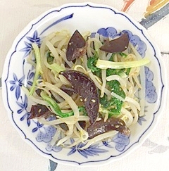 セロリの葉・茎、きくらげ、もやしの炒め物の写真